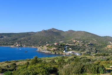 Güzel kayalık sahil ve mavi deniz