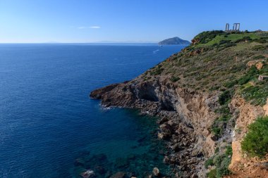 Güzel kayalık kıyı şeridi ve Cape Sounion 'daki Poseidon tapınağı.