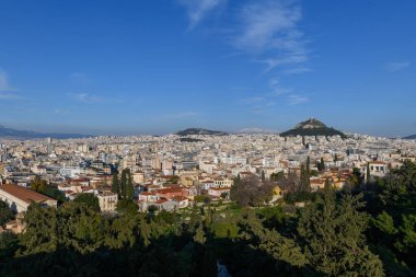 Arka planda Atina ve Lycabettus Tepesi 'ne gündüz görünümü. Atina, Yunanistan.