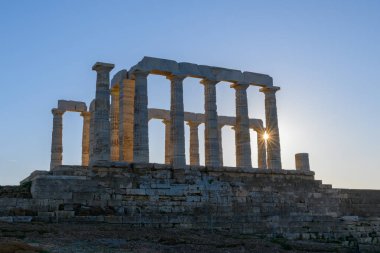 Yunanistan 'ın Attica kentindeki Cape Sounion' daki Poseidon antik tapınağının kalıntıları