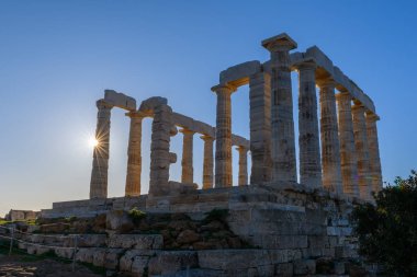 Yunanistan 'ın Attica kentindeki Cape Sounion' daki Poseidon antik tapınağının kalıntıları