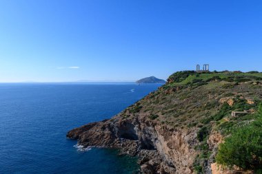 Güzel kayalık kıyı şeridi ve Cape Sounion 'daki Poseidon tapınağı.