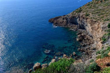 Güzel kayalık sahil ve mavi deniz