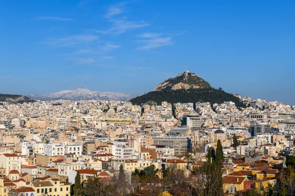Arka planda Atina ve Lycabettus Tepesi 'ne gündüz görünümü. Atina, Yunanistan.