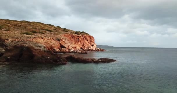 美しい岩の海岸線と青い海 — ストック動画