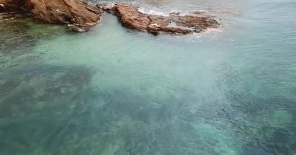 美丽的岩石海岸线和蓝色的大海 — 图库视频影像