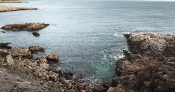 美丽的岩石海岸线和蓝色的大海 — 图库视频影像
