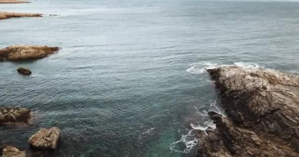 Mooie Rotsachtige Kustlijn Blauwe Zee — Stockvideo