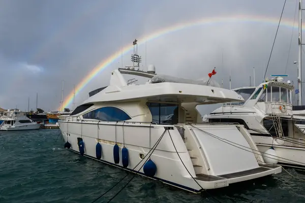 Hermoso Arco Iris Cielo Tormentoso Puerto Deportivo Con Vela Motor — Foto de Stock