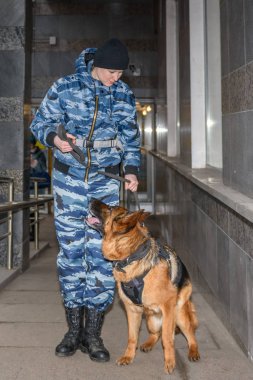 Eğitimli köpeği olan kadın polis memurları. Alman çoban köpeği..