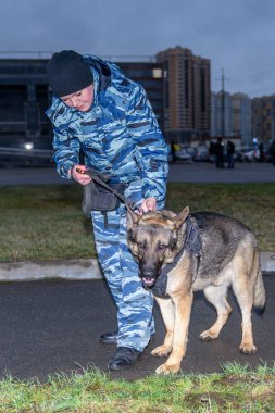 Eğitimli köpeği olan kadın polis memurları. Alman çoban köpeği..