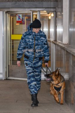 Eğitimli bir köpeği olan kadın polis ya uyuşturucu bulur ya da bagajdaki bombayı. Alman çoban köpeği..