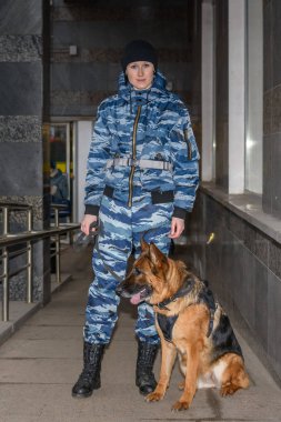 Eğitimli köpeği olan kadın polis memurları. Alman çoban köpeği..