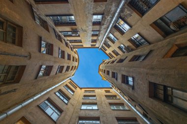 Yerden Saint-Petersburg 'daki avluya bak