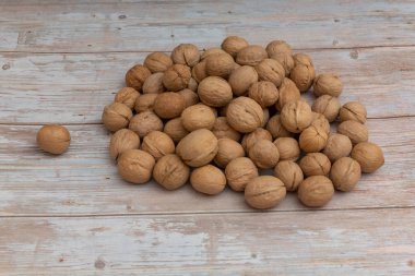 rustik eski ahşap masa üstünde bütün ceviz