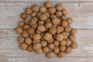 rustik eski ahşap masa üstünde bütün ceviz