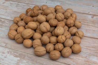 rustik eski ahşap masa üstünde bütün ceviz