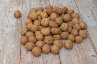 rustik eski ahşap masa üstünde bütün ceviz