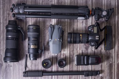 Karanlık ahşap arka planda kamera ve fotoğraf makinesi seti. Profesyonel fotoğrafçı için düz kompozisyon.