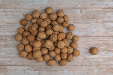rustik eski ahşap masa üstünde bütün ceviz