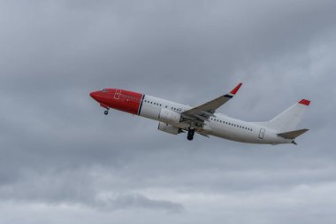 Uçak havaalanından kalkıyor.