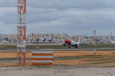 Uçak havaalanından kalkıyor.