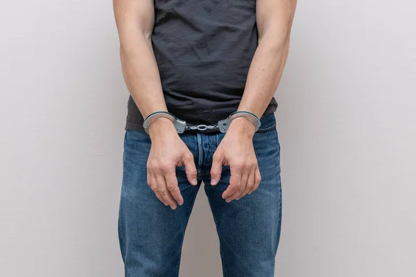 Volwassen Gevangene Mannelijke Handen Met Handboeien Gearresteerd Man Crimineel Concept — Stockfoto