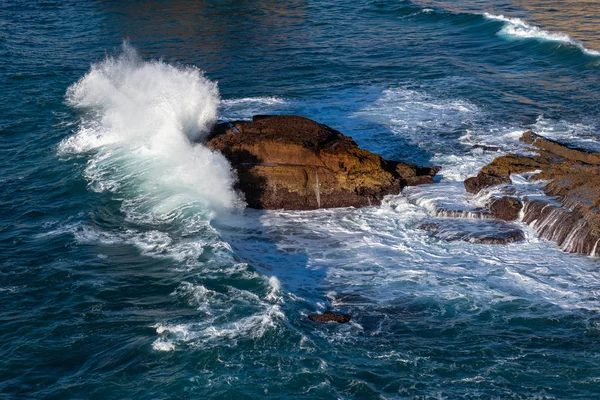Piękne Skaliste Wybrzeże Błękitne Morze Portugalii — Zdjęcie stockowe