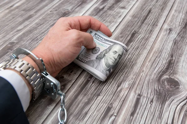 Mano Hombre Esposada Billetes Dólares Una Mesa Madera Concepto Corrupción —  Fotos de Stock