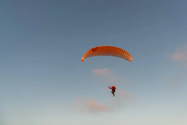 Paraglider Flying Thesea Shore Sunset Paragliding Sport Concept — Stok fotoğraf