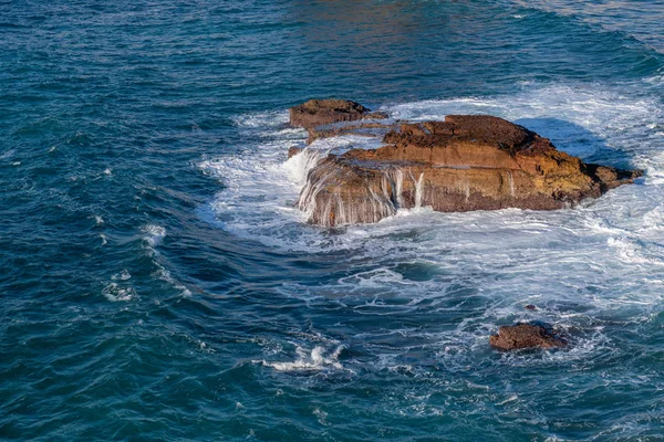 Piękne Skaliste Wybrzeże Błękitne Morze Portugalii — Zdjęcie stockowe