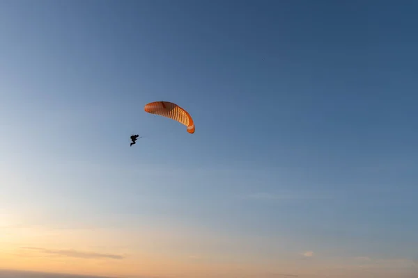 Paraglider Flying Thesea Shore Sunset Paragliding Sport Concept — Stok fotoğraf