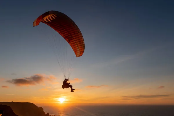 Paraglider Die Bij Zonsondergang Kust Vliegt Paragliding Sport Concept — Stockfoto