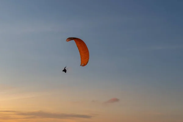 Paraglider Flying Thesea Shore Sunset Paragliding Sport Concept — Stok fotoğraf