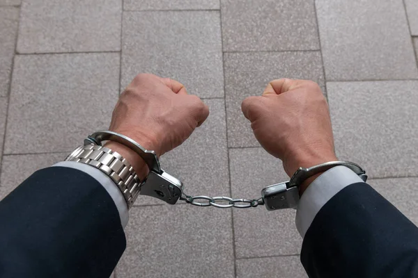Letartóztatott Üzletember Vagy Hivatalnok Bilincsben Korrupció Vagy Gazdasági Bűnözés Fogalma — Stock Fotó
