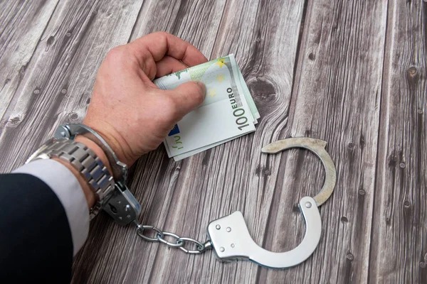 Die Hand Eines Mannes Handschellen Und Dollar Scheine Auf Einem — Stockfoto