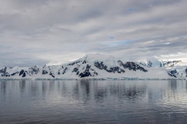 Buzullu ve dağlı Antarktika plajı, keşif gemisinden manzara