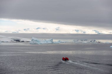 Antarktika 'da turistlerle dolu şişme tekne.