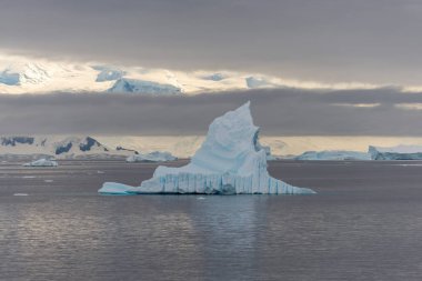 Buzdağıyla Antarktika manzarası, keşif gemisinden manzara