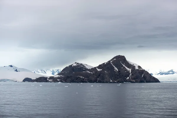 Antarctisch Strand Met Gletsjer Bergen Uitzicht Vanaf Expeditieschip — Stockfoto