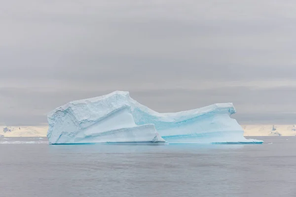 Paisagem Antártica Com Iceberg Vista Navio Expedição — Fotografia de Stock