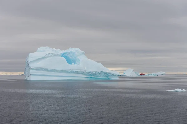 Paisagem Antártica Com Iceberg Vista Navio Expedição — Fotografia de Stock