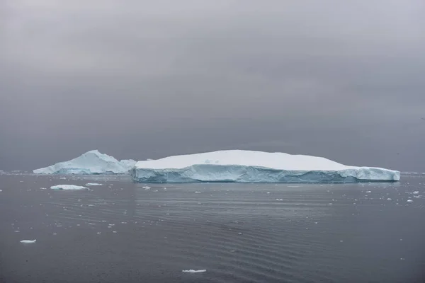 Antarktische Landschaft Mit Eisberg Blick Vom Expeditionsschiff — Stockfoto
