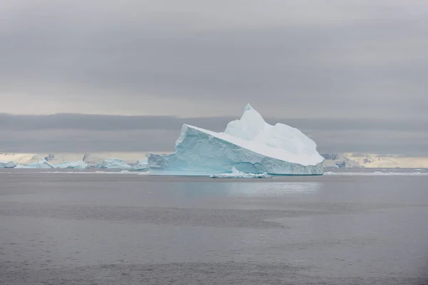 Antarctisch Landschap Met Ijsberg Uitzicht Vanaf Expeditieschip — Stockfoto