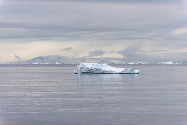 Paisaje Antártico Con Iceberg Vista Desde Barco Expedición —  Fotos de Stock