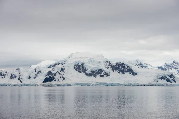 Playa Antártica Con Glaciares Montañas Vista Desde Barco Expedición —  Fotos de Stock