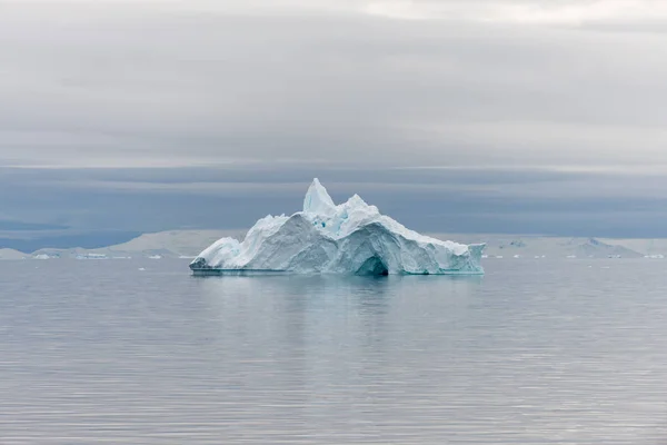 Antarktyczny Krajobraz Górą Lodową Widok Statku Wyprawowego — Zdjęcie stockowe