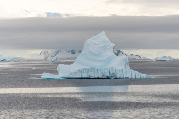 Paisagem Antártica Com Iceberg Vista Navio Expedição — Fotografia de Stock