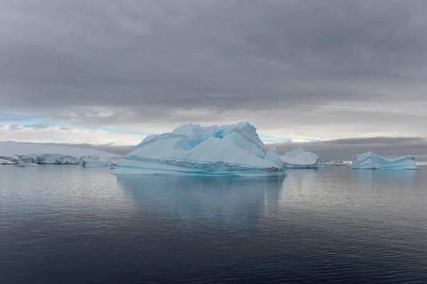 Antarktisz Táj Jéggel Kilátás Expedíciós Hajóról — Stock Fotó