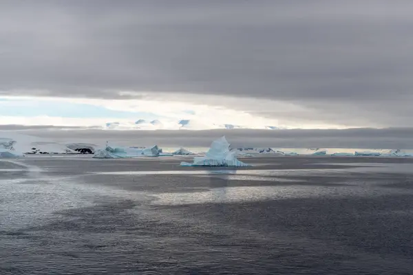 氷河や山のある南極ビーチ 探検船からの眺め — ストック写真